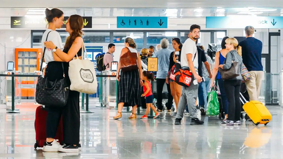 Lesbian couple says goodbye at airport in Portugal