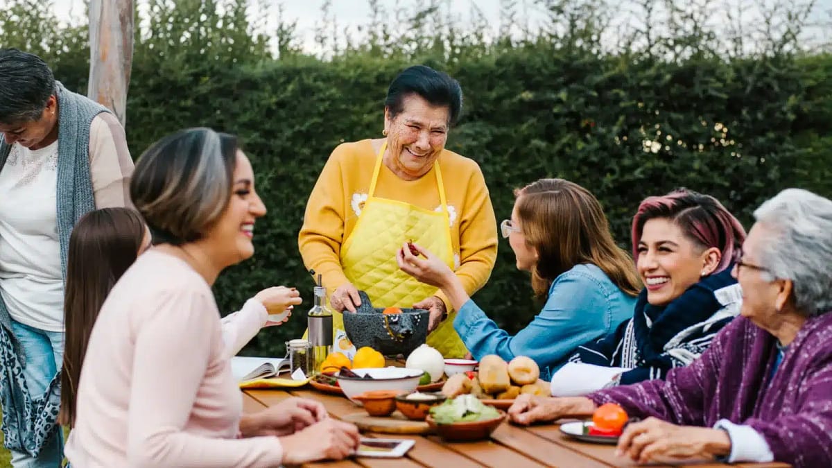 reasons to move to Mexico - people