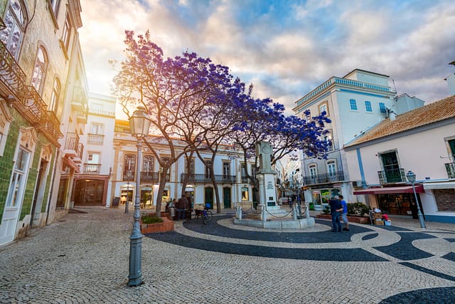 Praca Luis De Camoes With The First World War Memorial